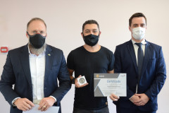 Policiais civis entregam premio a um dos ganhadores