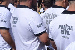 Diversos policiais civis em pé, reunidos