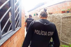 Policial realizando operação