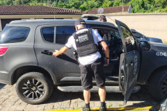 Policial com a viatura da PCPR