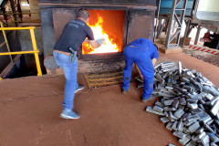 Policial civil e funcionário do local jogando tabletes de droga no incinerador