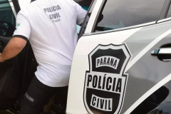 Policial civil entrando em viatura