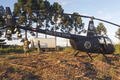 Em primeiro plano, helicóptero da PCPR. Ao fundo, policiais e caminhão roubado.