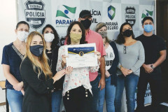 Delegada segura certificado entre demais pessoas envolvidas
