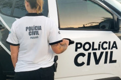 Policial civil abrindo porta de viatura