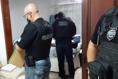 Policiais civis verificando local