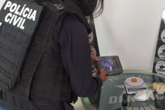 Policial civil observa material apreendido