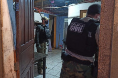 Policiais civis investigam o local