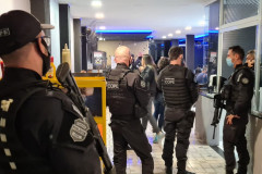 PCPR dispersando aglomeração em Curitiba