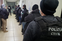Diversos policiais civis recebendo instruções para cumprir operação