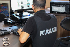 Policial civil ao computador