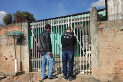 Dois policiais civis em frente à residência