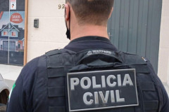 Policial civil de costas