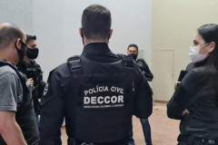 Policiais civis reunidos recebendo instruções para operação