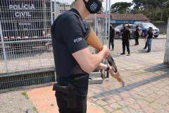 Momento da retirada dos presos