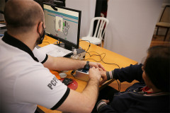 Policial civil recolhendo digital de idosa