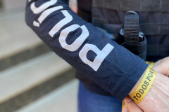 Policial civil com pulseira no braço