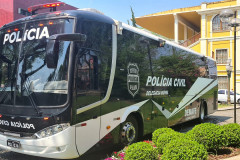 Onibus com delegacia movel estacionado
