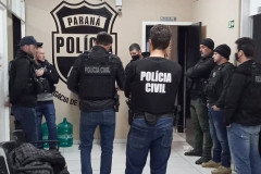 Policiais civis recebendo instruções para operação