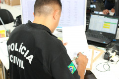 Policial civil analisa relatório