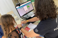 Policial civil recolhendo digital de criança