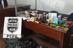 Material apreendido sobre uma mesa
