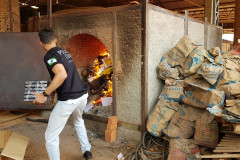 Policial civil arremessando tabletes de droga no incinerador