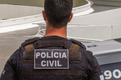 Policial civil de costas