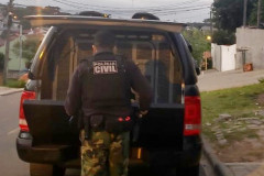 Policial civil atras de viatura