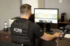 Policial civil ao computador