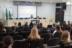 Policial civil conversa com estagiários