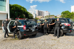 Policiais civis entrando em viaturas