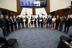 Policiais civis e deputados aparecem em foto