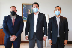Delegado geral, governador e secretário de segurança pública posando para foto