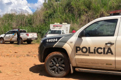 Viatura da policia civil em primeiro plano.