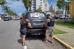 policiais civis em viatura
