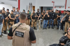 Policiais reunidos recebendo instruções para operação