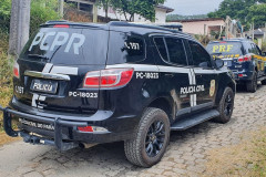 Viaturas da polícia civil e da PRF.