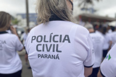 Policiais civis de costas