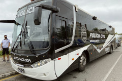 Onibus com delegacia móvel estacionado no litoral