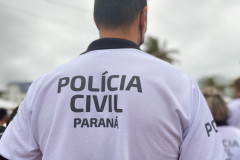 Policial civil de costas