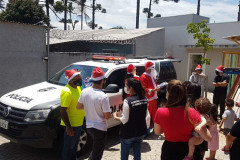 Policiais e crianças aparecem em foto durante ação social