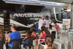 Diversas pessoas aguardando atendimento para confecção de RG.