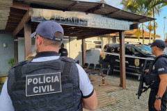 Policiais civis em frente à delegacia