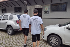 Dois policiais civis em frente à delegacia
