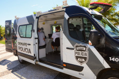 Policial civil atendendo veranista na van