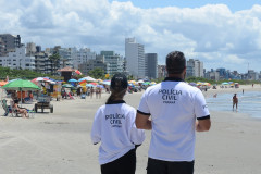 Dois policiais observam movimento dos veranistas