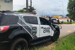 Viatura da policia civil estacionada em frente ao local da operação