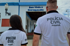 Dois policiais de costas