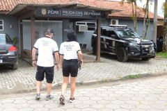 Dois policiais caminhando até delegacia